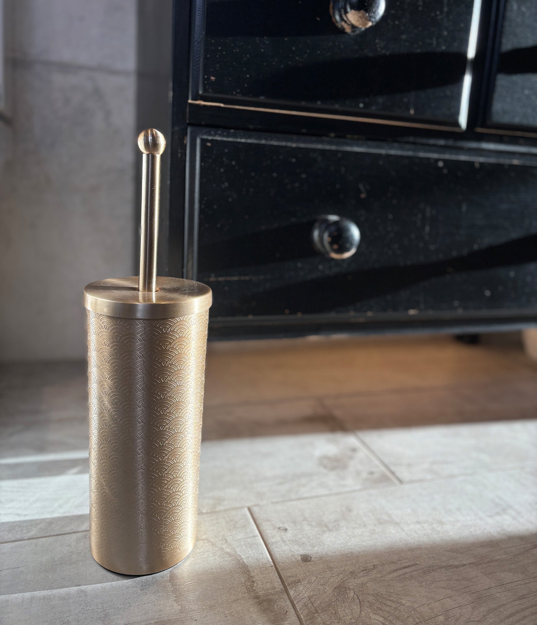 Scallop Etched Gold Finish Toilet Brush