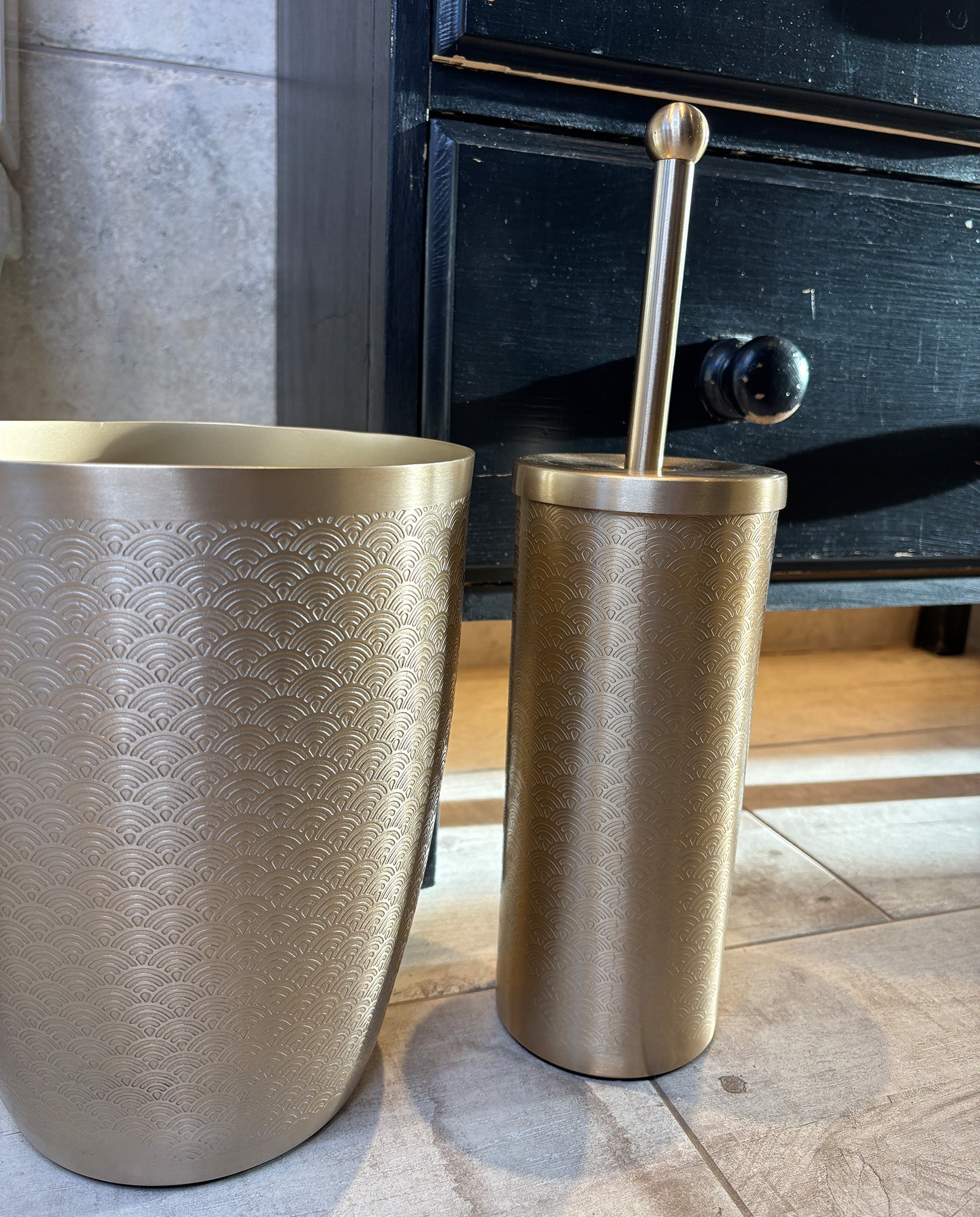 Scallop Etched Gold Finish Toilet Brush